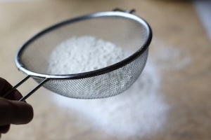 Preparazione Torta al cioccolato con datteri e noci - Fase 2