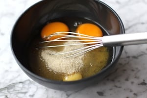 Preparazione Torta al cioccolato con datteri e noci - Fase 2