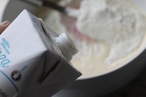 Preparazione Torta al cioccolato con datteri e noci - Fase 3