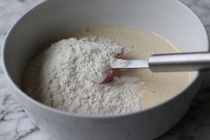 Preparazione Torta al cioccolato con datteri e noci - Fase 3