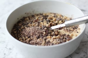 Preparazione Torta al cioccolato con datteri e noci - Fase 4