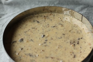 Preparazione Torta al cioccolato con datteri e noci - Fase 4