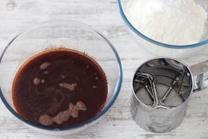 Preparazione Torta al cioccolato e uva passa - Fase 2
