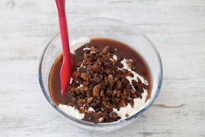 Preparazione Torta al cioccolato e uva passa - Fase 2