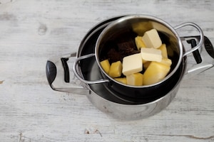 Preparazione Torta al cioccolato e uva passa - Fase 4