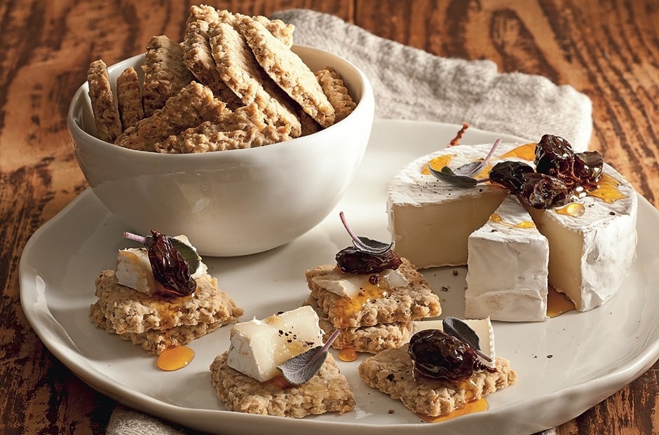 Biscotti all'avena con formaggio e uva caramellata ricetta