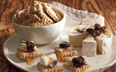 Biscotti all'avena con formaggio e uva caramellata