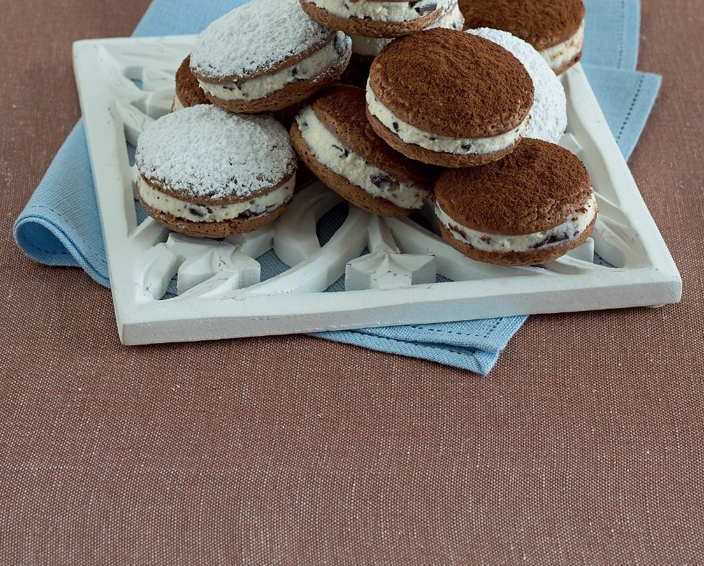 Biscotti al cioccolato farciti di ricotta ricetta