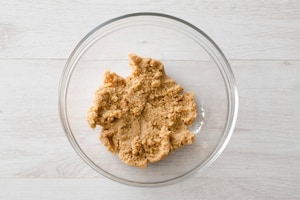 Preparazione Biscotti craquelé al cioccolato e nocciole - Fase 1