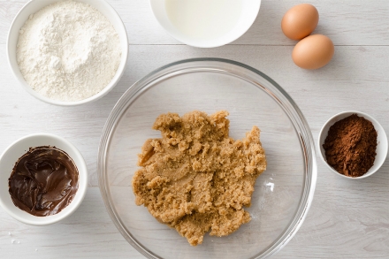 Preparazione Biscotti craquelé al cioccolato e nocciole - Fase 2 Preparazione Biscotti craquelé al cioccolato e nocciole - Fase 2