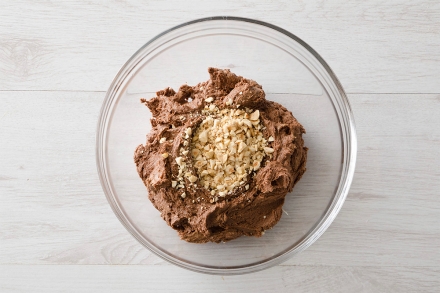 Preparazione Biscotti craquelé al cioccolato e nocciole - Fase 2 Preparazione Biscotti craquelé al cioccolato e nocciole - Fase 2