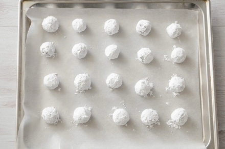 Preparazione Biscotti craquelé al cioccolato e nocciole - Fase 4 Preparazione Biscotti craquelé al cioccolato e nocciole - Fase 4