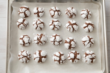 Preparazione Biscotti craquelé al cioccolato e nocciole - Fase 4 Preparazione Biscotti craquelé al cioccolato e nocciole - Fase 4