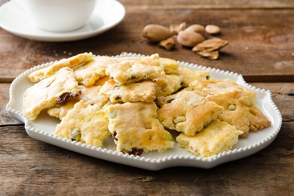 Biscotti sablé alle mandorle con uvetta e canditi ricetta