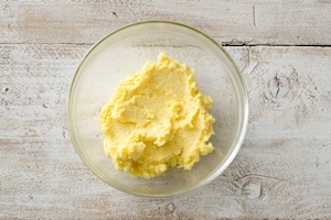 Preparazione Biscotti sablé alle mandorle con uvetta e canditi - Fase 2