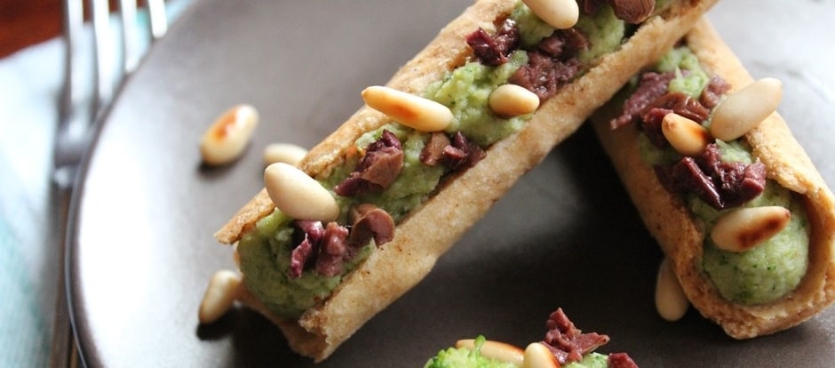 Cannoli con crema di broccoli, taggiasche e pinoli ricetta