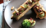 Cannoli con crema di broccoli, taggiasche e pinoli