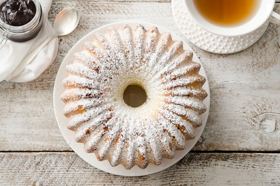 Ciambellone con ricotta e confettura di prugne ricetta