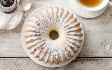 Ciambellone con ricotta e confettura di prugne