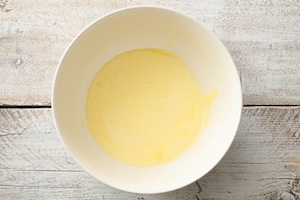 Preparazione Ciambellone con ricotta e confettura di prugne - Fase 1