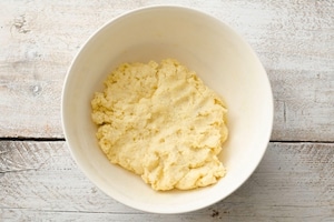 Preparazione Ciambellone con ricotta e confettura di prugne - Fase 1