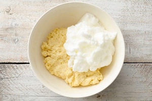 Preparazione Ciambellone con ricotta e confettura di prugne - Fase 2