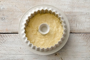 Preparazione Ciambellone con ricotta e confettura di prugne - Fase 2