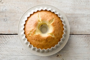 Preparazione Ciambellone con ricotta e confettura di prugne - Fase 4