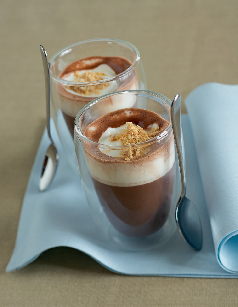 Cioccolata con panna alle nocciole ricetta