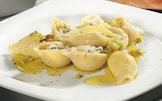 Conchiglioni con ricotta, salmone affumicato e zucchine