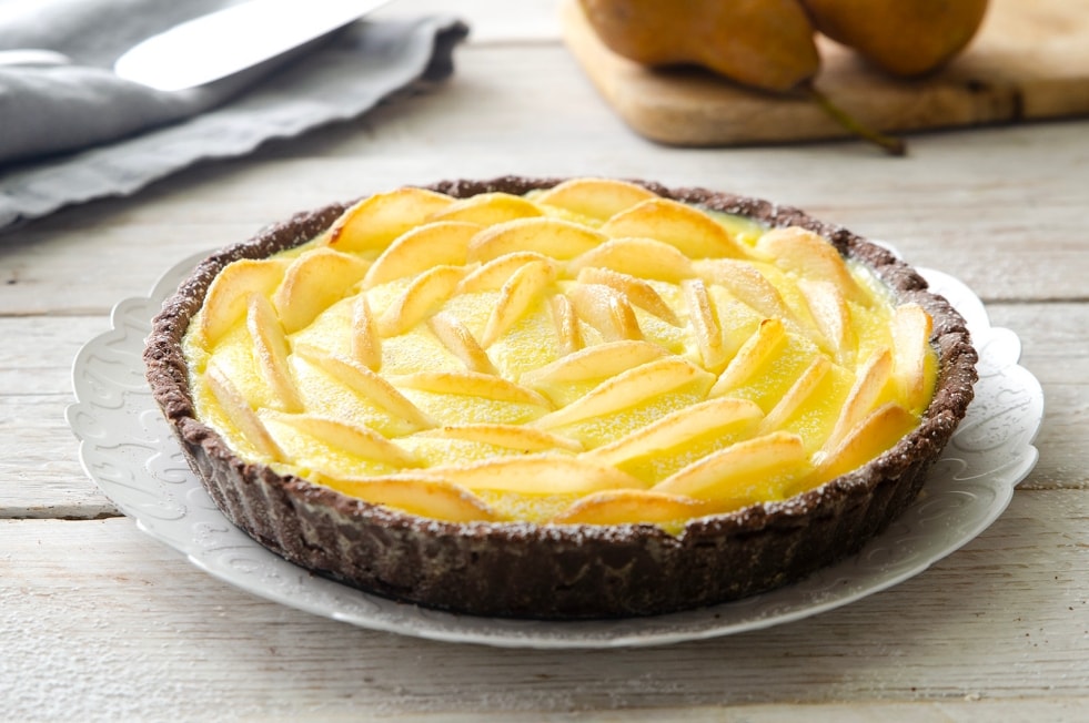 Crostata al cacao con pere e crema di formaggio ricetta