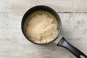 Preparazione Crostata al miele e pane - Fase 2