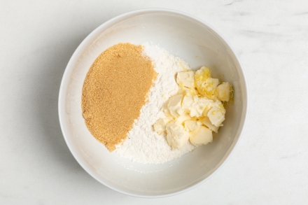 Preparazione Crumble di pere e cioccolato - Fase 2 Preparazione Crumble di pere e cioccolato - Fase 2