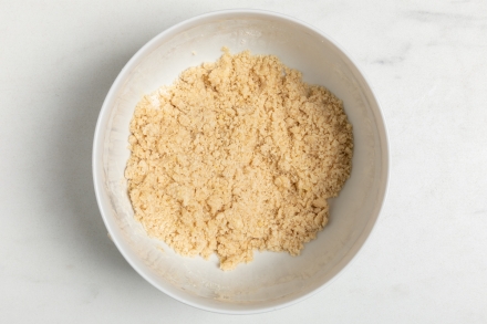 Preparazione Crumble di pere e cioccolato - Fase 2 Preparazione Crumble di pere e cioccolato - Fase 2