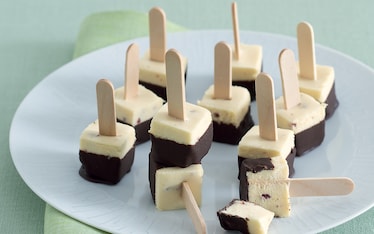 Cubetti di zabaione pucciati nel cioccolato