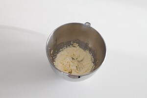 Preparazione Madeleine al miele e limone - Fase 1