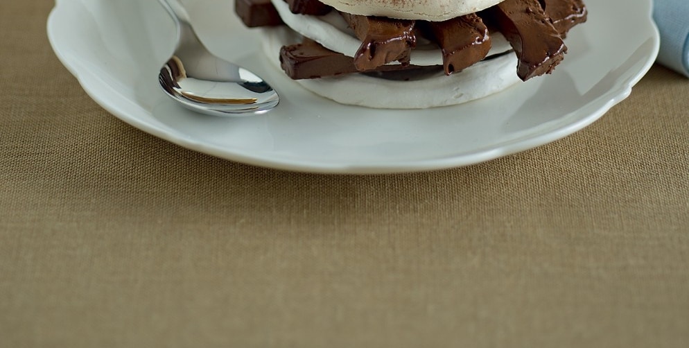 Meringata con semifreddo al cioccolato ricetta