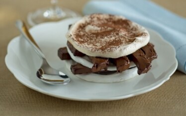 Meringata con semifreddo al cioccolato