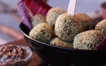Polpettine di lenticchie al garam masala con salsa di radicchio