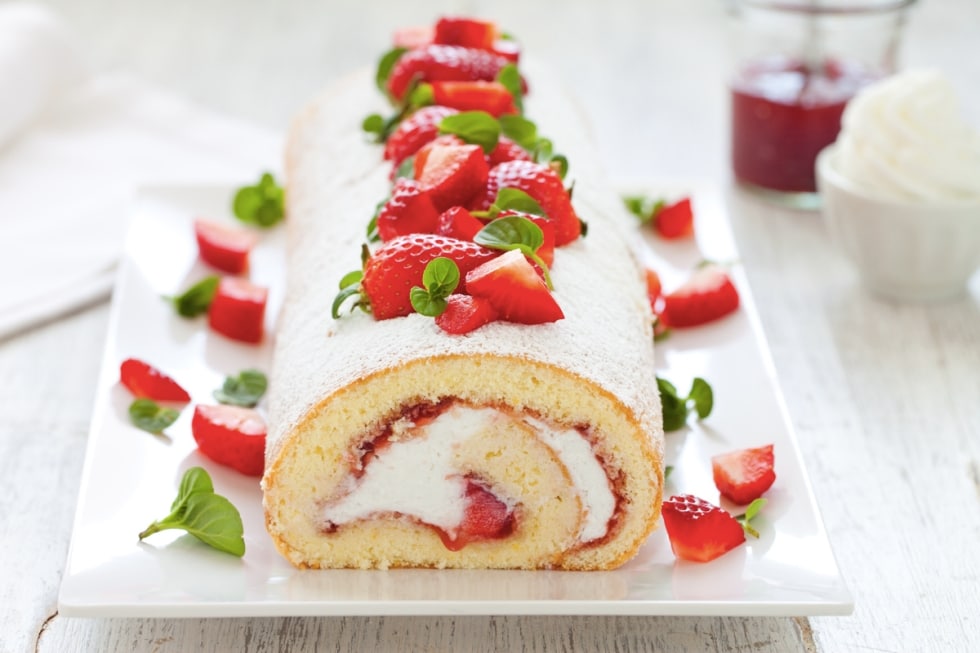 Rotolo con panna e marmellata di fragole ricetta