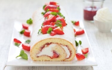 Rotolo con panna e marmellata di fragole