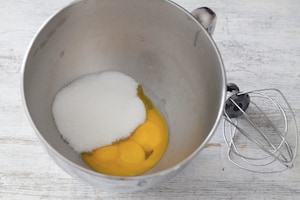 Preparazione Rotolo con panna e marmellata di fragole - Fase 1