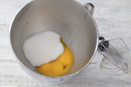 Preparazione Rotolo con panna e marmellata di fragole - Fase 1 Preparazione Rotolo con panna e marmellata di fragole - Fase 1