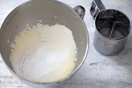 Preparazione Rotolo con panna e marmellata di fragole - Fase 1 Preparazione Rotolo con panna e marmellata di fragole - Fase 1