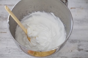 Preparazione Rotolo con panna e marmellata di fragole - Fase 4