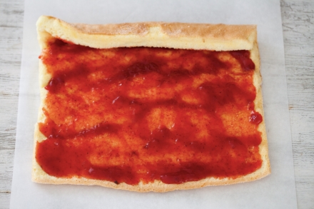 Preparazione Rotolo con panna e marmellata di fragole - Fase 4 Preparazione Rotolo con panna e marmellata di fragole - Fase 4