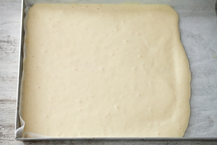 Preparazione Rotolo con panna e marmellata di fragole - Fase 3 Preparazione Rotolo con panna e marmellata di fragole - Fase 3