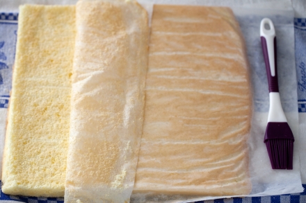 Preparazione Rotolo con panna e marmellata di fragole - Fase 3 Preparazione Rotolo con panna e marmellata di fragole - Fase 3