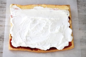 Preparazione Rotolo con panna e marmellata di fragole - Fase 5