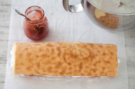 Preparazione Rotolo con panna e marmellata di fragole - Fase 5 Preparazione Rotolo con panna e marmellata di fragole - Fase 5